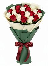 Букет Микс из красных и белых роз в Райчихинске