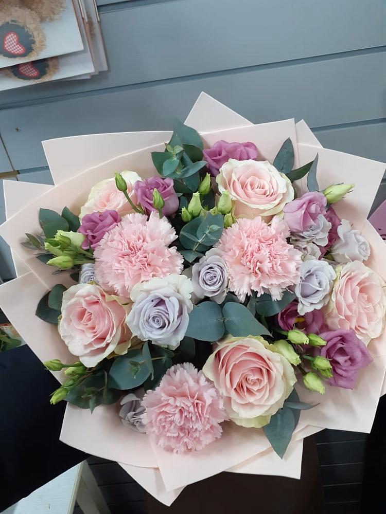 Букет цветов из: Розы, Гвоздики и Лизиантусы в Райчихинске